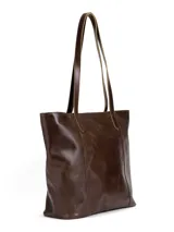 Bolso tote de cuero natural color beige, con doble asa de hombro, costuras visibles y cierre de broche.