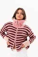 Saco tejido de punto a rayas horizontales en tonos rosado y bordó, con cuello amplio, cierre frontal doble y detalles bordados.