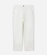 Pantalón de hombre color crudo, de corte recto, confeccionado en sarga de algodón. Cuenta con cintura con trabillas, cierre tradicional, bolsillos y etiqueta aplicada.