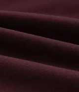 Campera deportiva Get Over de tejido técnico resistente al agua, color bordó. Presenta capucha ajustable con cordones, cierre frontal con cremallera, bolsillos laterales y un bolsillo adicional en el pecho, todos con cierre.