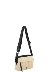 Bandolera de diseño rectangular en color marrón, con múltiples compartimentos con cierre. Presenta una correa larga ajustable y desmontable en color negro, y el logo de la marca en la parte frontal inferior.