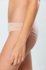 Bombacha tipo vedetina de corte clásico, confeccionada en tejido seamless sin costuras, con cintura elástica y logo grabado en el frente.