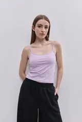 Musculosa de calce al cuerpo color lila, confeccionada en tejido elastizado de tacto suave, con escote recto y breteles finos.