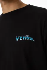 Remera negra de algodón con estampa trasera de un surfista plateado sobre una tabla en el espacio. Logo VERNAL frontal con acabado galáctico.