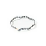 Pulsera elástica con cuentas cuadradas de color gris oscuro y cuentas redondas plateadas.