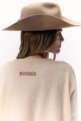 Sweater de tejido de punto color celeste, con escote en V y calce holgado. Confeccionado en lana italiana.