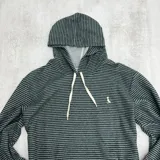 Canguro de algodón rústico a rayas horizontales en tonos verde y azul marino, con capucha y bolsillo tipo canguro.