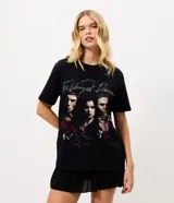 Remera de algodón negra con cuello redondo y mangas cortas. Presenta un estampado frontal de la serie The Vampire Diaries con los rostros de los personajes principales.
