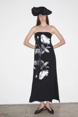 Vestido largo negro de algodón sin tirantes con escote palabra de honor, estampado de rosas blancas y aberturas laterales.