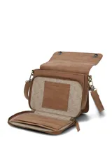 Cartera tipo bandolera Hush Puppies color caramelo, con solapa frontal, asa superior rígida y correa ajustable extraíble. Presenta herrajes metálicos en tono bronce y logo de la marca grabado en el frente.