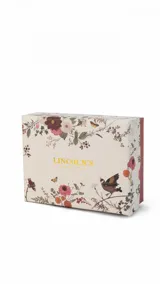 Billetera corta de símil cuero color beige, con cierre a presión y placa metálica con logo en la parte frontal. Cuenta con tarjeteros, visor, compartimentos para billetes y un bolsillo posterior con cierre.