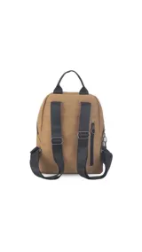 Mochila de tamaño mediano confeccionada en símil cuero color suela, con cierre principal de gran capacidad, asa de mano superior y correas regulables. Incluye bolsillo oculto en la parte trasera y detalles metálicos.