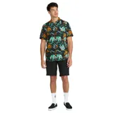 Camisa de manga corta con estampado de flores y hojas en tonos verde, naranja y lila sobre fondo negro.