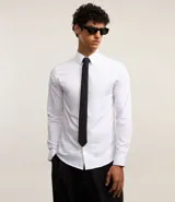 Corbata masculina modelo slim, confeccionada en tejido de satén liso de acabado satinado.