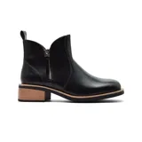 Bota corta de cuero negro con cierre lateral metálico, diseño de caña asimétrica y taco cuadrado con acabado símil madera.