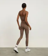 Legging deportiva de tiro alto confeccionada en microfibra acanalada, con diseño ajustado y textura acanalada.