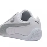 Championes Puma modelo Speedcat LTH, de diseño inspirado en el automovilismo. Presentan una base de cuero blanco con detalles en color dorado en los laterales y el logo de la marca. Cuentan con una suela de goma negra de perfil bajo y diseño envolvente en el talón.