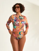 Malla entera de manga larga con estampado tropical multicolor y cierre frontal con cremallera.