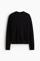 Buzo negro de punto acanalado, con cuello redondo y bajo recto.