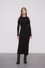 Vestido midi negro de punto canalé con mangas largas y hombros descubiertos.