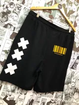 Short negro con cordón ajustable en la cintura y estampado de dos personajes de anime besándose.
