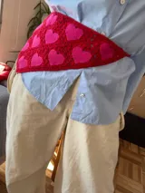 Pañuelo de crochet rojo con diseño de corazones rosados, para usar en la cabeza o en la cintura.