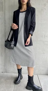 Vestido midi sin mangas con rayas horizontales blancas y negras, cuello redondo y corte recto.