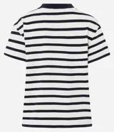 Blusa de corte boxy confeccionada en algodón, con diseño de rayas horizontales, cuello redondo de punto en color contrastante y mangas cortas.