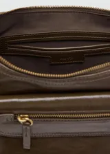 Bolso tipo bandolera de poliuretano en color marrón con acabado brillante, diseño estructurado con múltiples bolsillos externos con cierre y herrajes metálicos dorados.