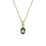 Colgante con cadena dorada y dije en forma de lágrima con cristal verde engarzado en dorado y cristales blancos en el engarce superior.