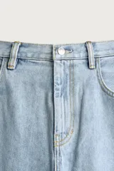 Jeans tapered wide fit de hombre, confeccionados en denim de algodón con efecto lavado en tono azul oscuro. Presentan diseño de cinco bolsillos, tiro medio, corte relajado y cierre frontal con cremallera y botón.