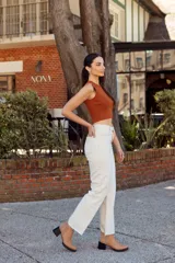 Botines de cuero color beige con detalle de gamuza en el talón y taco bloque de madera.