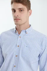 Camisa de manga larga con estampado de rayas verticales finas en tonos gris y blanco. Presenta cuello button-down, bolsillo frontal en el pecho y botones de madera.