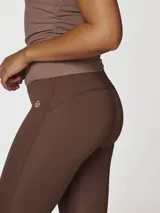 Calza deportiva de tiro alto en color marrón chocolate, confeccionada en tejido suave con tecnología de Aloe Vera para mayor confort. Presenta un diseño ajustado que favorece la libertad de movimiento.