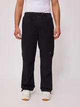 Pantalón cargo color beige, corte holgado, confeccionado en sarga de algodón.