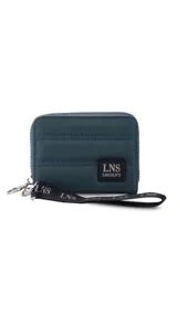 Billetera corta de diseño capitoneado con cierre perimetral y solapa frontal. Cuenta con compartimentos internos para tarjetas y billetes, e incluye una correa de mano desmontable.