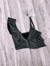 Top de bikini fucsia con un solo tirante y volados en el escote.