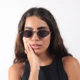 Lentes de sol con armazón metálico dorado de diseño geométrico hexagonal y cristales oscuros con protección UV400.