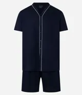Conjunto de pijama corto azul marino con camisa de manga corta abotonada y short con cintura elástica. Presenta detalle de ribete contrastante en color blanco en el cuello, el frente de la camisa y el ruedo de las mangas.