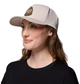 Gorra tipo snapback Columbia Lost Lager 110 color beige, con visera curva y parche frontal bordado con diseño de montaña.