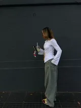 Pantalón de jean celeste de corte ancho.