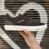 Championes Jordan Series ES color marrón, confeccionados en gamuza con detalles en cuero. Presentan suela de goma blanca con el logo Jumpman en el lateral y la inscripción Jordan Series en el costado.