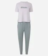 Pijama largo Lov de dos piezas compuesto por una remera lila de manga corta y cuello redondo con estampa frontal de texto "Smile for the camera", y un pantalón jogger con estampa a cuadros y cintura elastizada.