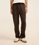 Pantalón de corte recto confeccionado en tejido de algodón y poliéster, con cintura elástica ajustable mediante lazo y bolsillos laterales.