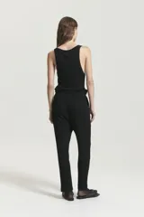 Pantalón babucha negro de morley con viscosa, largo al tobillo, tiro medio, cintura con elástico interno y cordón de algodón con terminales metálicas, bolsillos tipo americano.