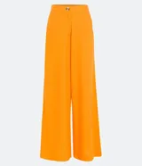 Pantalón modelo pantalona de corte amplio, confeccionado en una mezcla de viscosa y lino. Presenta cintura con botón, cierre de cremallera y bolsillos laterales.