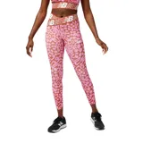 Calza deportiva New Balance Relentless Crossover, tiro alto, largo 7/8, color rosa con estampado animal print en marrón y logo de la marca en la cintura.
