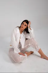 Pantalón de crochet blanco con cintura elastizada y cordón ajustable.