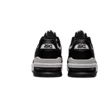 Championes Asics modelo EX89, de diseño retro inspirado en el básquetbol, con combinación de colores blanco y negro. Presentan una estructura de cuero con perforaciones en la puntera, cordones al tono y suela de goma resistente.