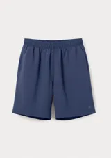 Bermuda deportiva de corte recto en color azul marino, con cintura elástica y bolsillos laterales. Presenta un pequeño logo bordado en la parte inferior de la pierna.